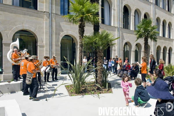 Inauguration avec une fanfare de la mediatheque Francoise Sagan a Paris