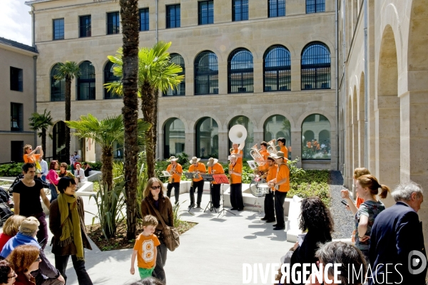 Inauguration avec une fanfare de la mediatheque Francoise Sagan a Paris