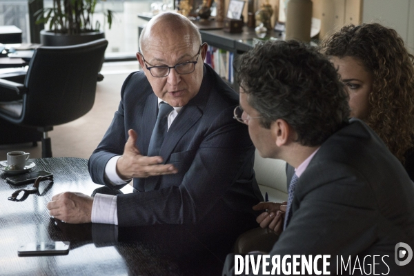 Michel Sapin en discussion avec Jeroen Dijsselboem, Président de l Eurogroupe