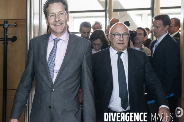 Michel Sapin en discussion avec Jeroen Dijsselboem, Président de l Eurogroupe