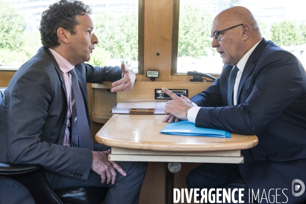 Michel Sapin en discussion avec Jeroen Dijsselboem, Président de l Eurogroupe