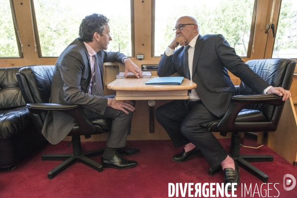 Michel Sapin en discussion avec Jeroen Dijsselboem, Président de l Eurogroupe