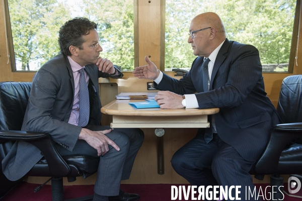 Michel Sapin en discussion avec Jeroen Dijsselboem, Président de l Eurogroupe