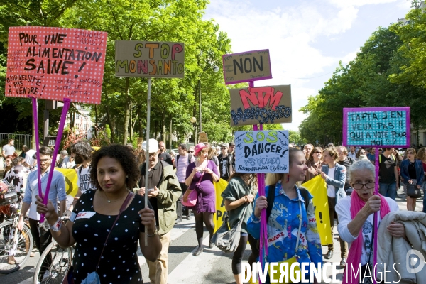 Marche contre Monsanto pour une agriculture durable et une alimentation saine.Une famille avec bebe a pose une pancarte dans une poussette avec cette question On leur laisse quoi ?