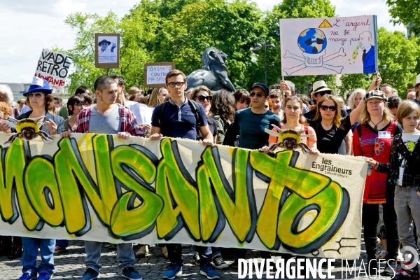 Marche contre Monsanto pour une agriculture durable et une alimentation saine.Une famille avec bebe a pose une pancarte dans une poussette avec cette question On leur laisse quoi ?