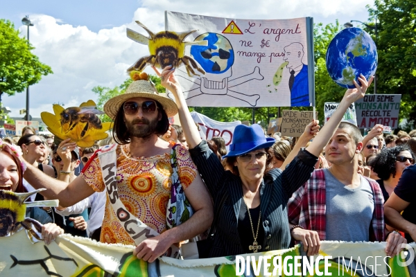 Marche contre Monsanto pour une agriculture durable et une alimentation saine.Une famille avec bebe a pose une pancarte dans une poussette avec cette question On leur laisse quoi ?