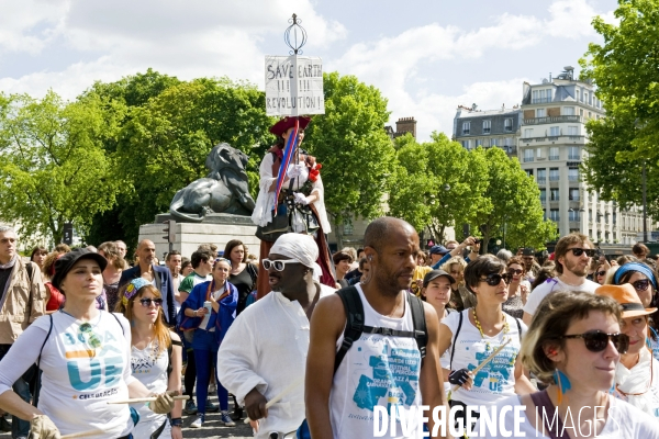 Marche contre Monsanto pour une agriculture durable et une alimentation saine.Une famille avec bebe a pose une pancarte dans une poussette avec cette question On leur laisse quoi ?