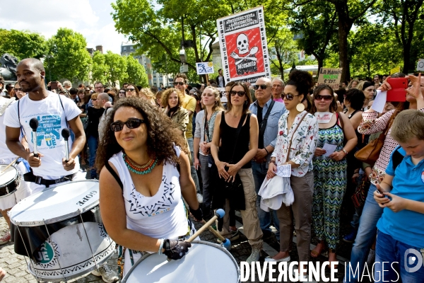 Marche contre Monsanto pour une agriculture durable et une alimentation saine.Une famille avec bebe a pose une pancarte dans une poussette avec cette question On leur laisse quoi ?