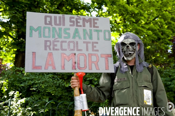 Marche contre Monsanto pour une agriculture durable et une alimentation saine.Une famille avec bebe a pose une pancarte dans une poussette avec cette question On leur laisse quoi ?