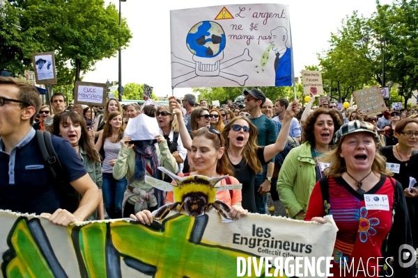 Marche contre Monsanto pour une agriculture durable et une alimentation saine.Une famille avec bebe a pose une pancarte dans une poussette avec cette question On leur laisse quoi ?