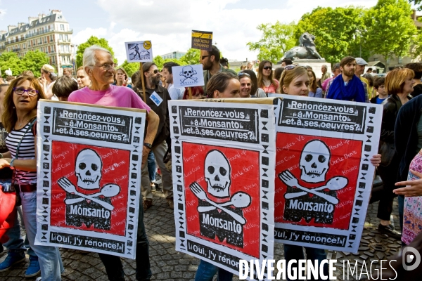 Marche contre Monsanto pour une agriculture durable et une alimentation saine.Une famille avec bebe a pose une pancarte dans une poussette avec cette question On leur laisse quoi ?