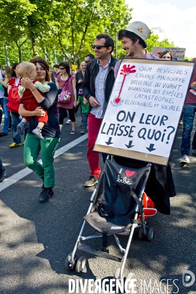 Marche contre Monsanto pour une agriculture durable et une alimentation saine.Une famille avec bebe a pose une pancarte dans une poussette avec cette question On leur laisse quoi ?