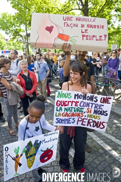 Marche contre Monsanto pour une agriculture durable et une alimentation saine.Une famille avec bebe a pose une pancarte dans une poussette avec cette question On leur laisse quoi ?