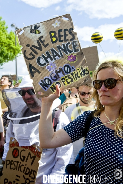 Marche contre Monsanto pour une agriculture durable et une alimentation saine.Une famille avec bebe a pose une pancarte dans une poussette avec cette question On leur laisse quoi ?