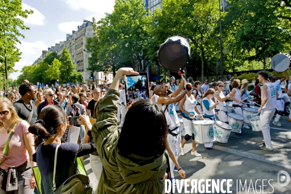 Marche contre Monsanto pour une agriculture durable et une alimentation saine.Une famille avec bebe a pose une pancarte dans une poussette avec cette question On leur laisse quoi ?