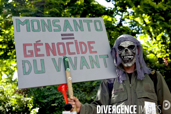 Marche contre Monsanto pour une agriculture durable et une alimentation saine.Une famille avec bebe a pose une pancarte dans une poussette avec cette question On leur laisse quoi ?