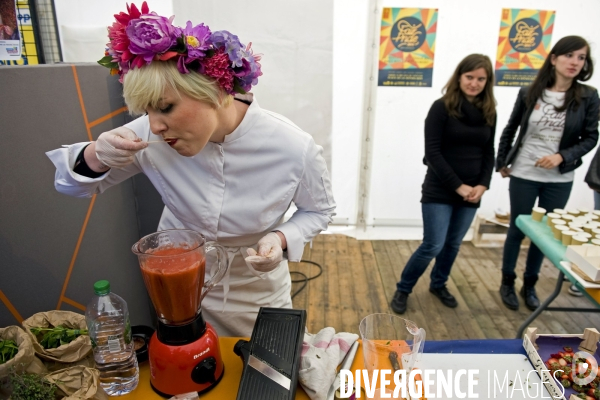 La fair pride.Atelier cuisine, la chef et traiteur bio independant, Julie Basset, prepare un jus de fraises a la marjolaine.