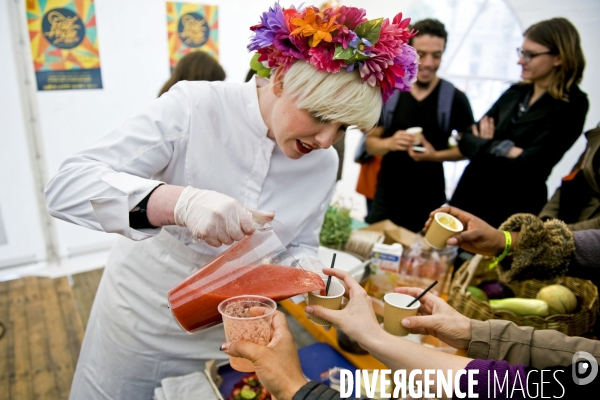 La fair pride.Atelier cuisine, la chef et traiteur bio independant, Julie Basset, prepare un jus de fraises a la marjolaine.