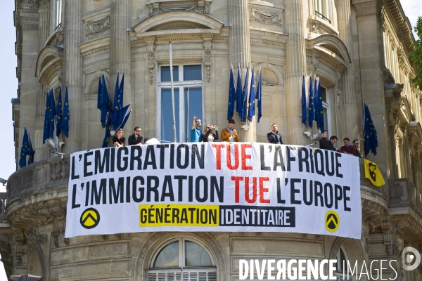 Le groupe d extreme droite Generation identitaire a deploye une banderole sur le balcon de la representation de la Commission europeenne sur laquelle on pouvait lire - l  emigration tue l Afrique, l immigration tue l  Europe-