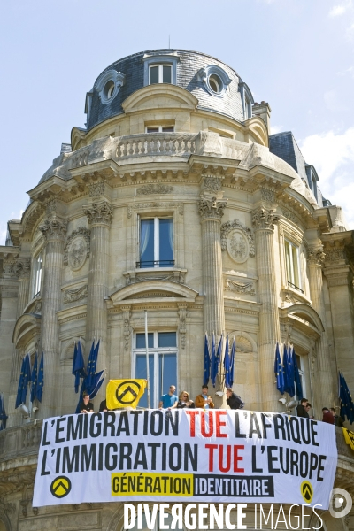 Le groupe d extreme droite Generation identitaire a deploye une banderole sur le balcon de la representation de la Commission europeenne sur laquelle on pouvait lire - l  emigration tue l Afrique, l immigration tue l  Europe-