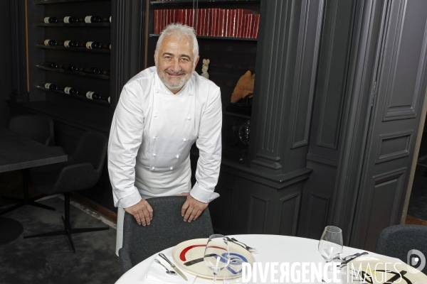 Guy Savoy dans son nouveau restaurant à l hôtel de la Monnaie.