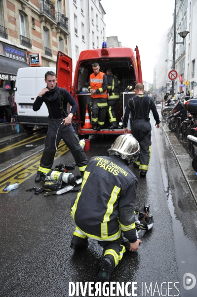 Sapeurs Pompiers PARIS sur un incendie. Firefighters PARIS on fire.