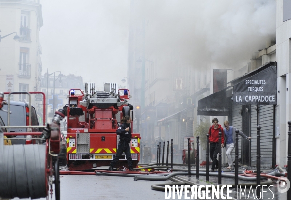 Sapeurs Pompiers PARIS sur un incendie. Firefighters PARIS on fire.