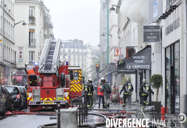 Sapeurs Pompiers PARIS sur un incendie. Firefighters PARIS on fire.