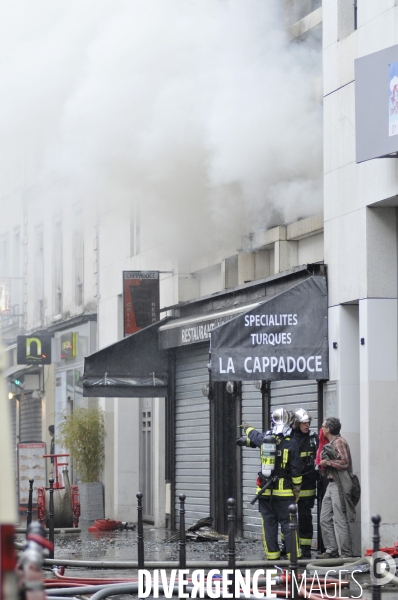 Sapeurs Pompiers PARIS sur un incendie. Firefighters PARIS on fire.