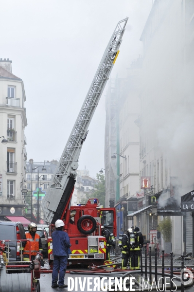Sapeurs Pompiers PARIS sur un incendie. Firefighters PARIS on fire.