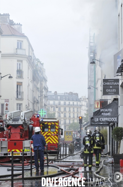 Sapeurs Pompiers PARIS sur un incendie. Firefighters PARIS on fire.