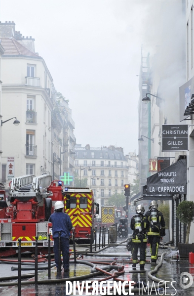 Sapeurs Pompiers PARIS sur un incendie. Firefighters PARIS on fire.