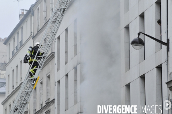 Sapeurs Pompiers PARIS sur un incendie. Firefighters PARIS on fire.