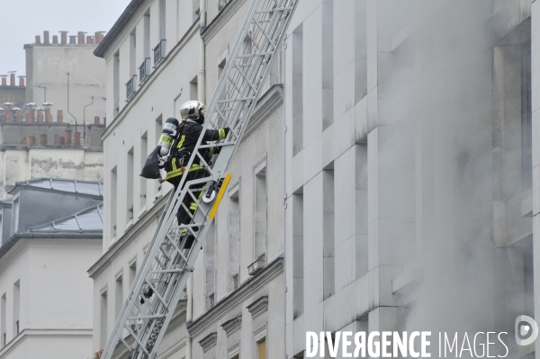 Sapeurs Pompiers PARIS sur un incendie. Firefighters PARIS on fire.