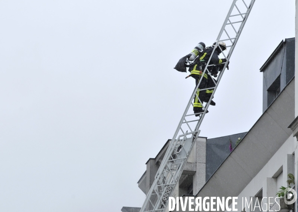 Sapeurs Pompiers PARIS sur un incendie. Firefighters PARIS on fire.