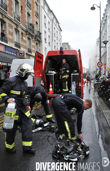 Sapeurs Pompiers PARIS sur un incendie. Firefighters PARIS on fire.