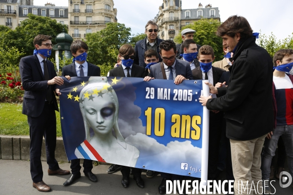 Action symbolique du FNJ pour rappeler les 10 ans du non au vote du traité Européen