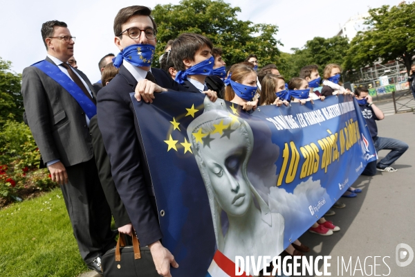 Action symbolique du FNJ pour rappeler les 10 ans du non au vote du traité Européen