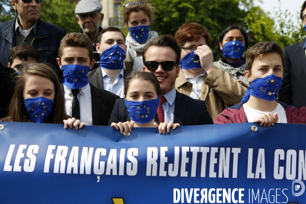 Action symbolique du FNJ pour rappeler les 10 ans du non au vote du traité Européen