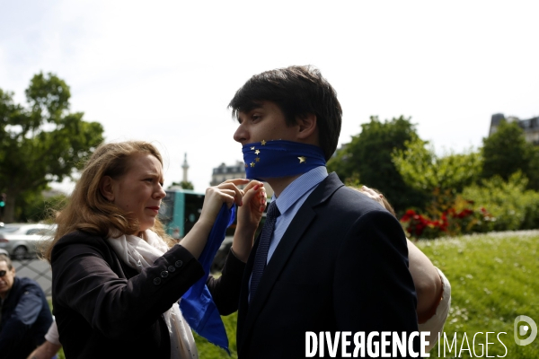 Action symbolique du FNJ pour rappeler les 10 ans du non au vote du traité Européen