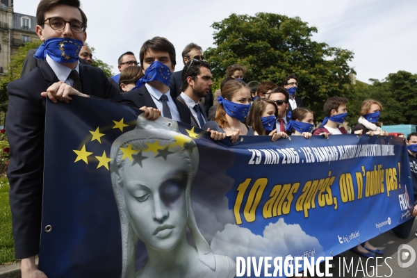 Action symbolique du FNJ pour rappeler les 10 ans du non au vote du traité Européen