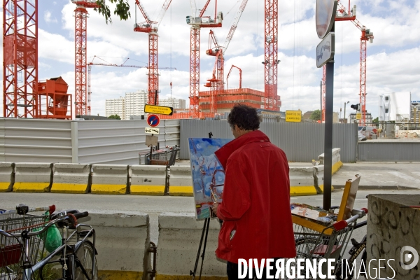 Un artiste peintre execute un tableau du chantier du Tribunal de Grande Instance en construction porte de Clichy