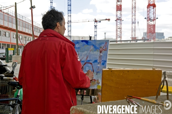 Un artiste peintre execute un tableau du chantier du Tribunal de Grande Instance en construction porte de Clichy