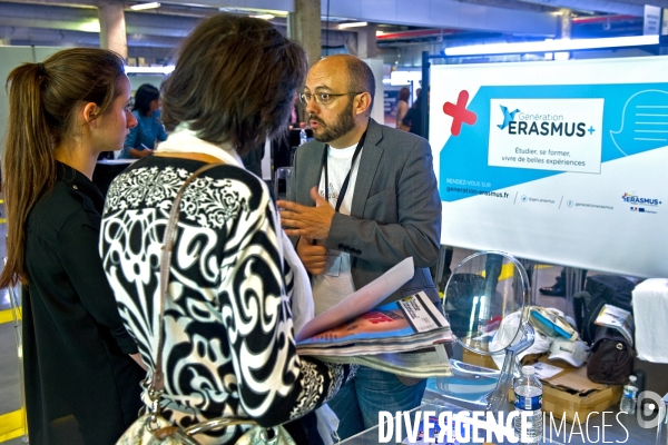 Forum Expat.Une mere et sa fille se renseignent sur Erasmus, programme de l Union europeenne pour l education,la formation,la jeunesse et le sport