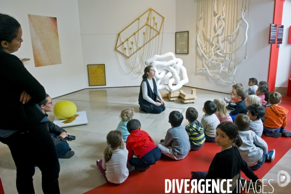 Illustration Mai 2015. Mediatrice culturelle avec un groupe d enfants au60 eme Salon de Montrouge