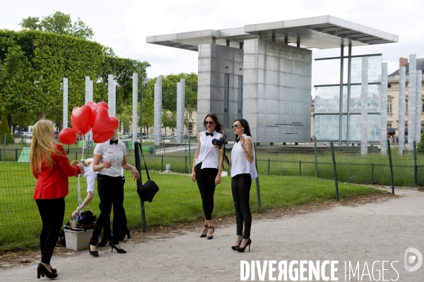 Illustration Mai 2015.Au champ de Mars, des jeunes filles se prennent en photo avec des ballons de couleur rouge en forme de coeur.