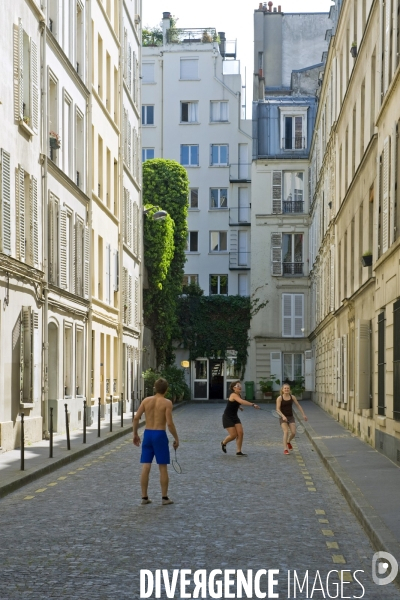 Illustration Mai 2015.Partie de badminton dans une impasse a Paris.
