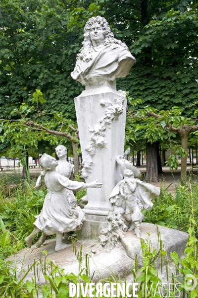 Illustration Mai 2015.Statue de Jean de la Fontaine dans son ecrin de verdure aux Tuileries