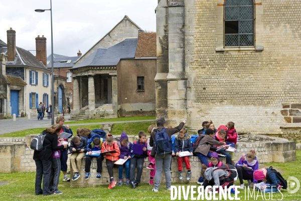 Illustration Mai 2015.Une classe d eleves de primaire au pied de la cathedrale de Beauvais