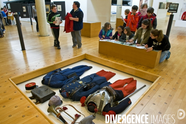 Illustration Mai 2015.Historial de la Grande Guerre a Peronne.Des eleves d un lycee parisien en visite